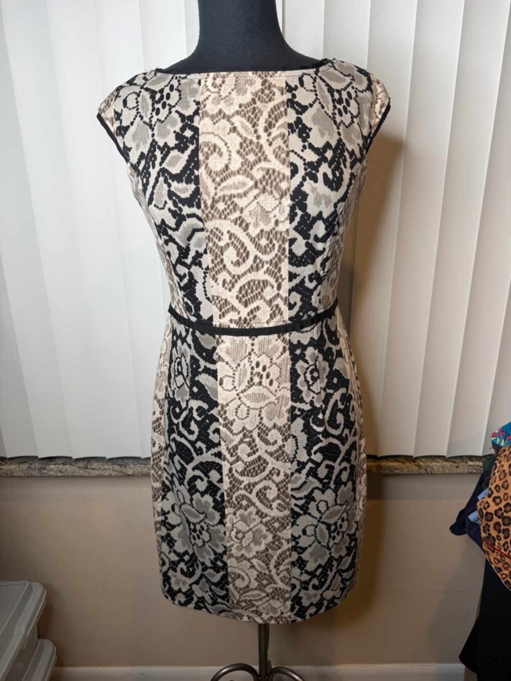 Maggy London Elegant Lace-Pattern Sheath Dress Black Cream Stretchy Size 6
